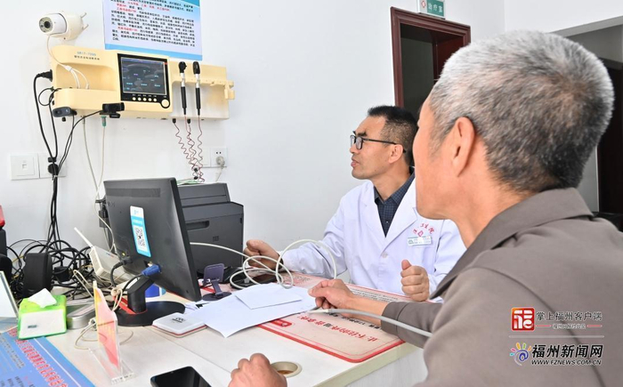 村民在洋里乡新见村卫生所诊疗。记者 郑帅 摄