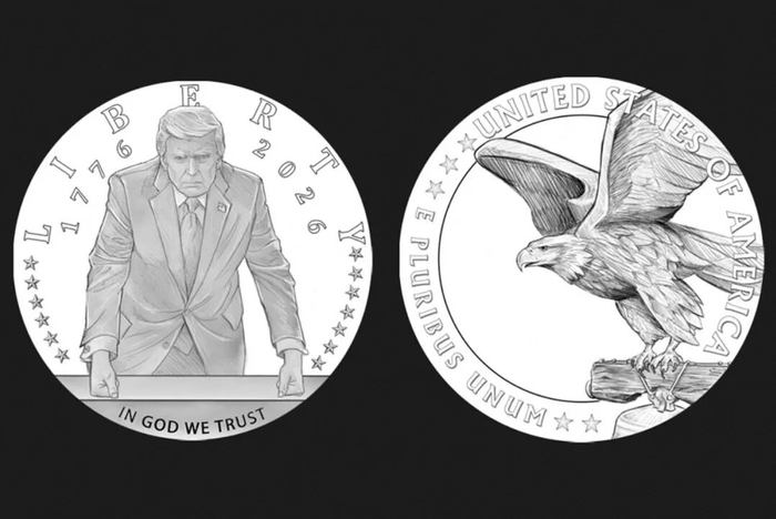 这枚24K金币旨在纪念今年7月4日美国建国250周年，画面中特朗普双拳按在桌面上。美国铸币局提交方案后，美国美术委员会全票通过该设计。图片来源：视觉中国