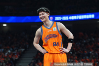 队友真厉害！王哲林半场12分钟没有出手和得分 正负值+22