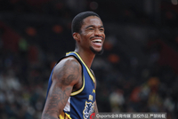 两队就你自己上双！萨姆纳半场出战11分钟 12中7砍下19分2板2断