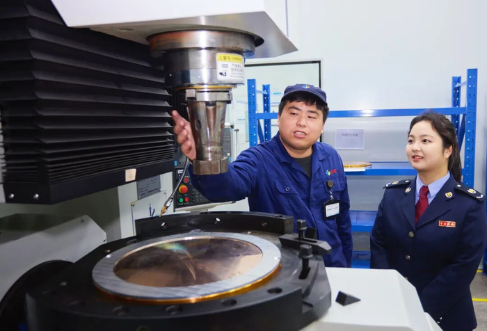 国家税务总局宁波前湾新区税务局干部在光微半导体材料（宁波）有限公司了解生产经营情况。