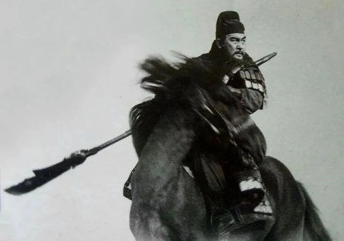 1994年版《三国演义》中，陆树铭饰演关羽