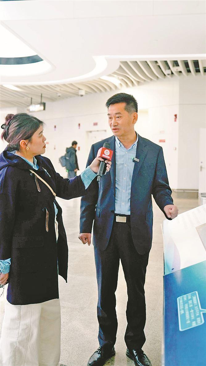 　　元翔海岸公司总经理吴金狮（图右）向记者介绍厦金航线发展历程。（记者 杨进福 摄）
