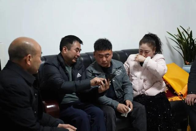 给郑志斌看他小时候的照片 