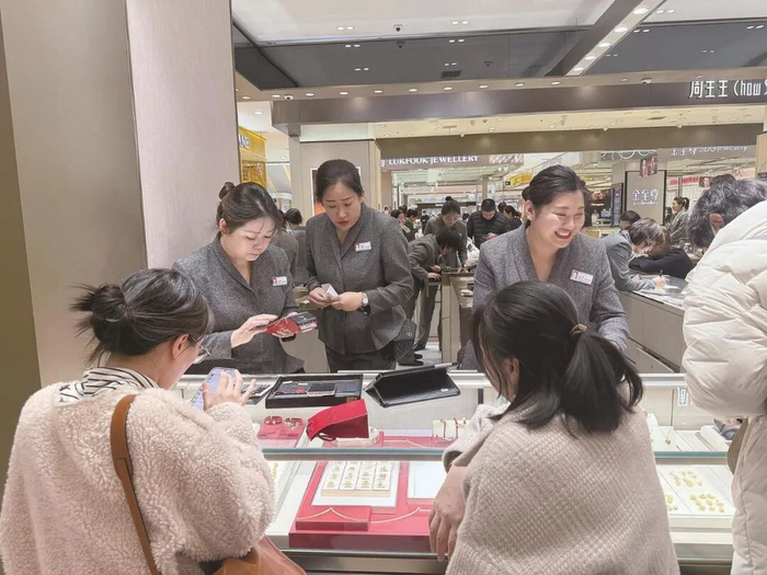 消费者在大商新玛特总店珠宝专柜前选购心仪的首饰。