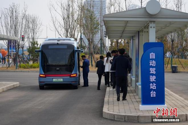 图为参观者排队体验L4级自动驾驶巴士。中新社记者 李超庆 摄