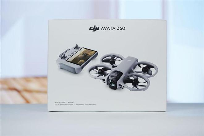 大疆Avata 360的外包装正面是无人机本体以及RC2遥控器的示意图，我们快科技收到的是畅飞套装。