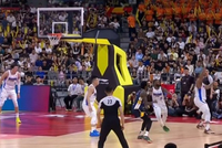 效果拉满！张皓嘉半场压哨三分穿网而过 助广东领先分数上双