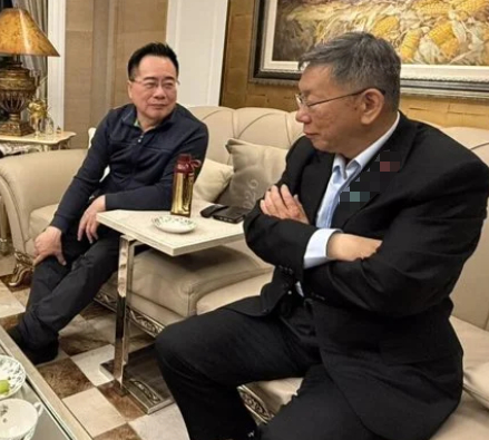 台湾民众党前主席柯文哲昨日深夜去蔡正元家中探视。  图片来源：台媒截图