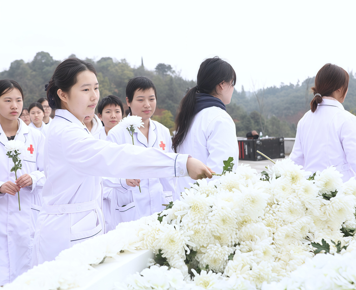 湖南中医药专科学校学生向遗体和人体器官捐献者，敬献鲜花。 记者 易楚曈/摄