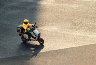 外卖大战周年考：美团亏了234亿，王兴透露“今年一季度持续减亏”