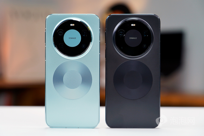左：华为Mate80 Pro Max 右：华为Mate80 Pro Max风驰版