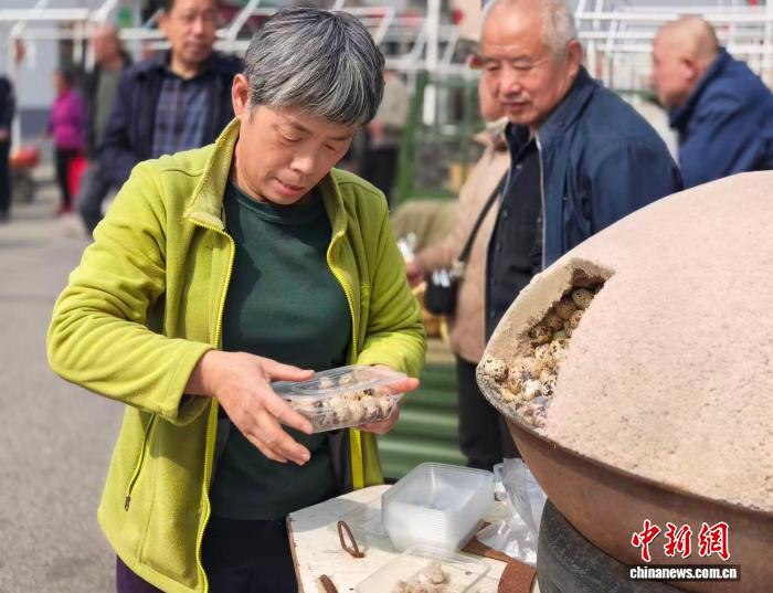 此次活动以庙会为载体，将传统民俗文化与乡村产业发展深度融合，搭建起便捷高效的产销直供平台。阳曲县委宣传部供图