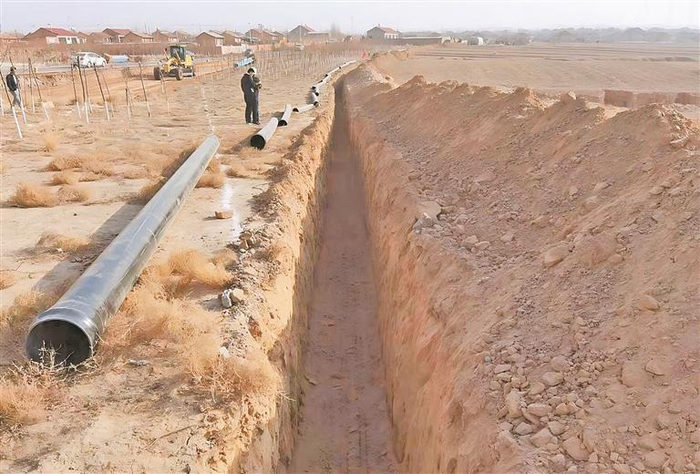 　工人测算距离，准备铺设管道。