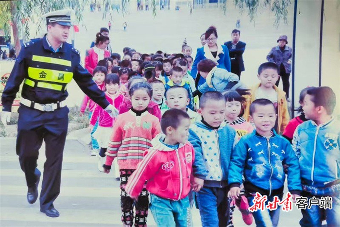 民警护送学生安全过马路。本文图片由金昌市公安局提供