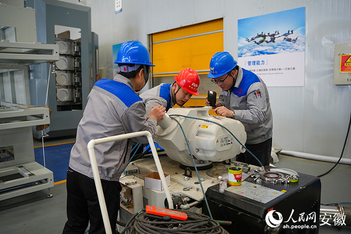 生产车间里工作人员正在对产品进行研发。人民网记者 王锐摄