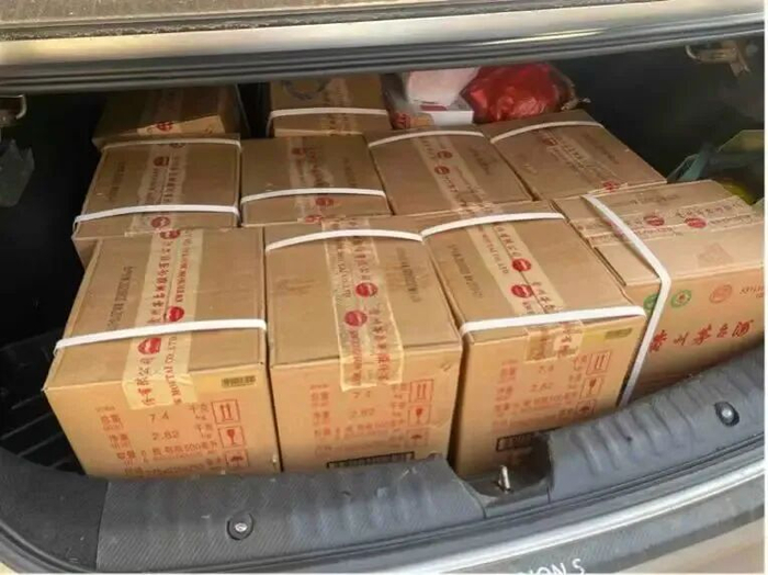 3月23日下午4点28分，杨女士通过货拉拉平台下单运送10件酒