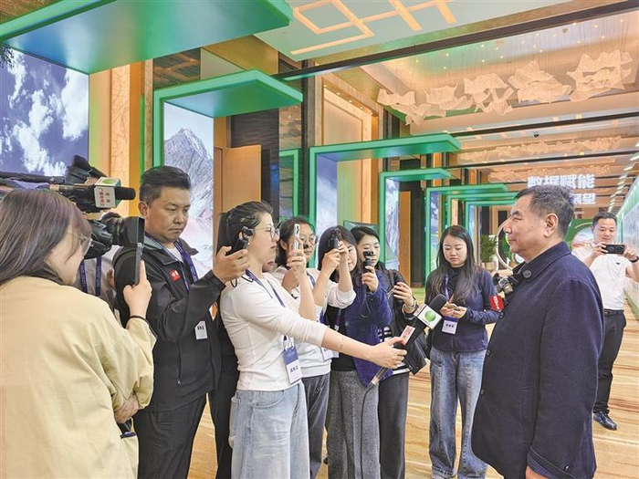 媒体记者采访与会嘉宾。