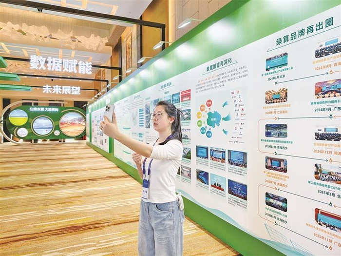 西海新闻记者第一时间报道推介会筹备情况。