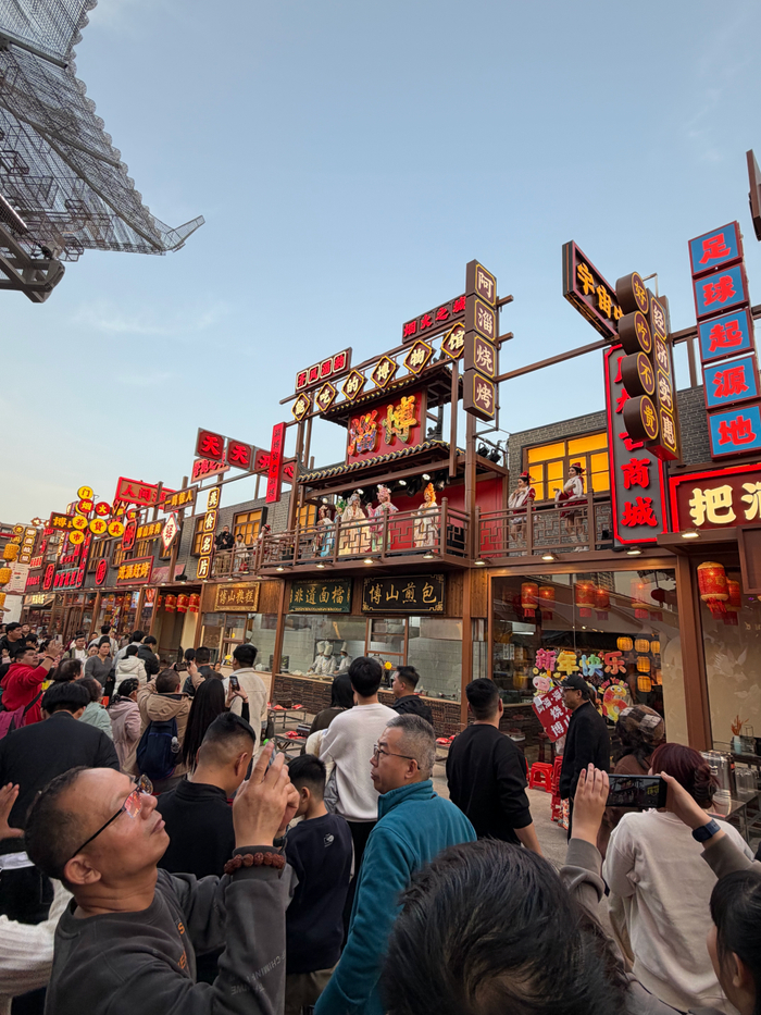 春节期间“阿淄烧烤”店在户外进行演绎活动。拍摄于2026年2月 受访者供图&nbsp;