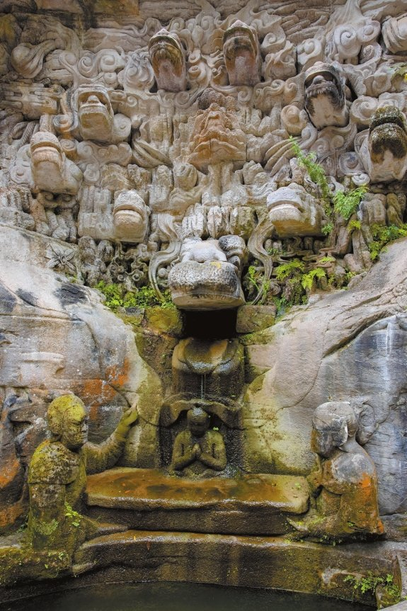 ▲九龙浴太子石刻。