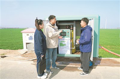 图为3月25日，河南省温县纪检监察干部在番田镇西留石村向村民了解高标准农田机井管护有关情况。 本报记者 王奇 摄