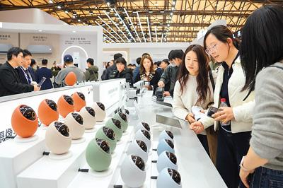 2026中国家电及消费电子博览会现场，一款智能摄像头吸引观众驻足。马伟勤摄（人民图片）