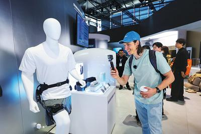 2026中国家电及消费电子博览会上，观众参观展出的胰岛素冷藏设备。海外网 谢 明摄