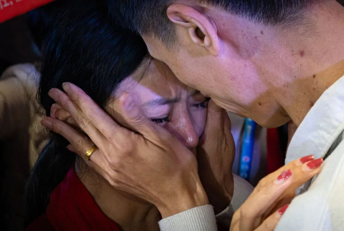 李林、李鑫姐弟俩相拥而泣。新华社记者 肖艺九 摄