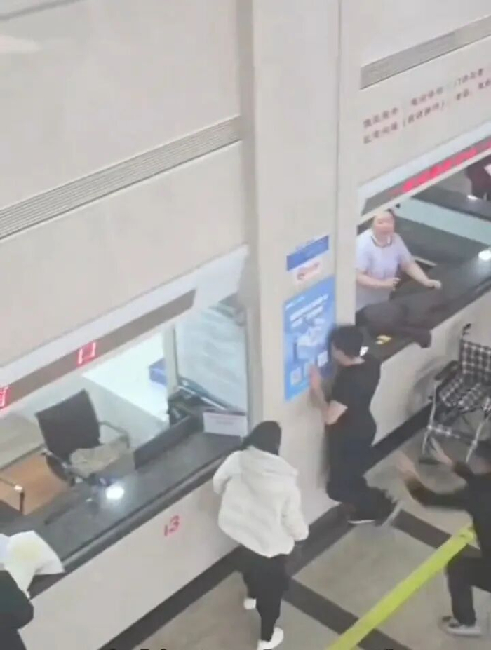 男子因情绪激动撞墙（视频截图）