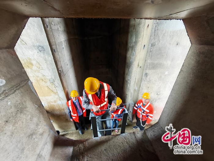 记者登上大桥平潭海峡公铁大桥体验采访。中国网发 胡鹏 摄