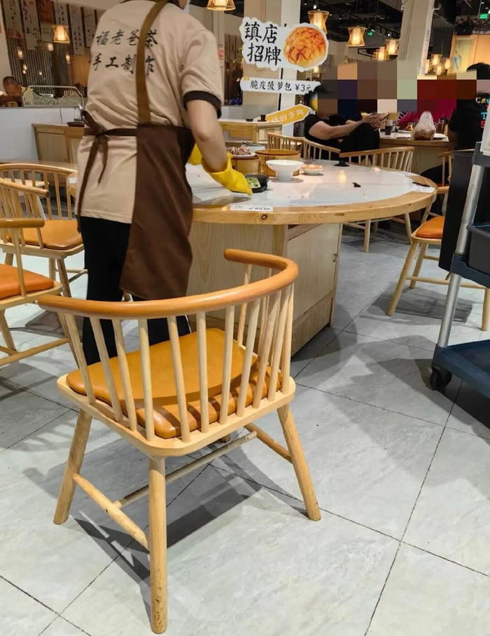 27日上午，工作人员清理餐桌（图据网友）