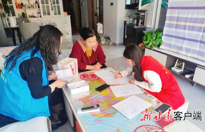 工作人员上门帮助老人填写补贴申请表。（资料图）