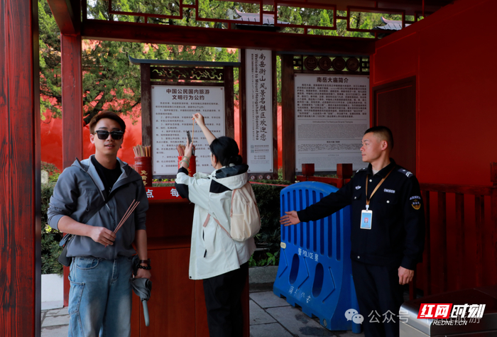 景区为游客提供免费清香，以实际行动引导游客文明敬香。