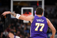 林书豪：东契奇喜欢从左向右胯下运球 然后撤步投篮或者右侧突破