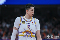 犯规困扰很难受！沈梓捷半场仅出战8分钟便领到第4犯 拿到3分2助