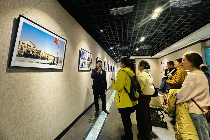 观众正在参观摄影作品。李萍 摄