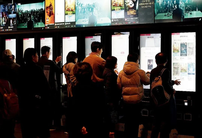 3月8日，韩国首尔一家影院内，许多观众购买《与王生活的男人》的电影票。图/视觉中国