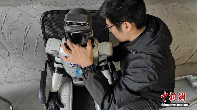 3月24日，浙江杭州，技术人员在调试机器人。 陈瑞圣 摄