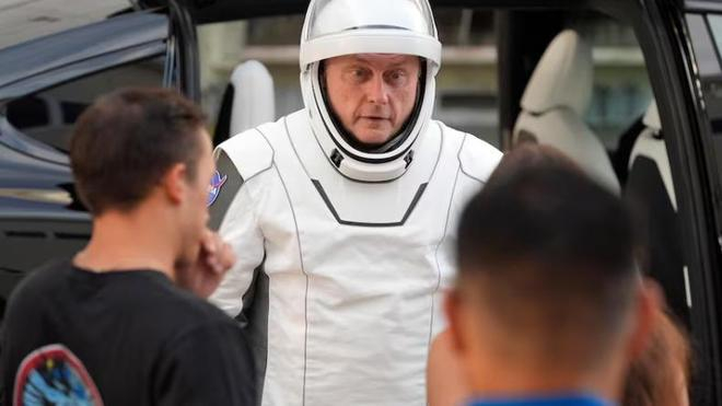 ▲2025年8月，宇航员迈克•芬克准备升空