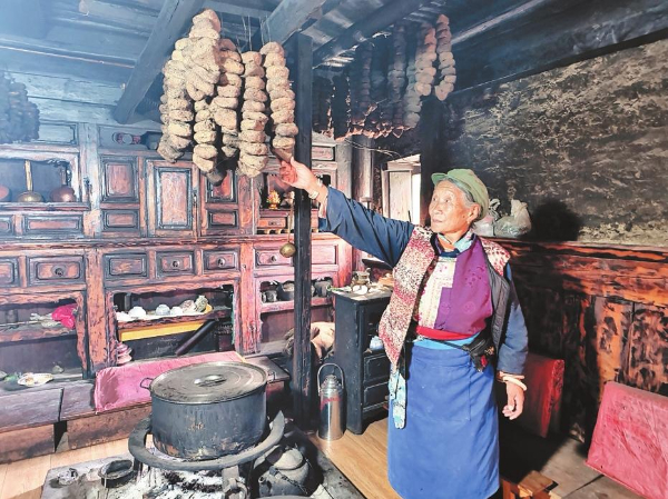 扎西拉姆查看酒曲。 记者 彭少杰 摄