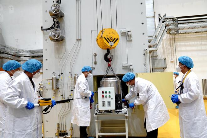 　　在中国科学院上海应用物理研究所武威园区，科研人员在实验堆加料-取样接口区，从堆内取出燃料盐样品。新华社记者张建松 摄
