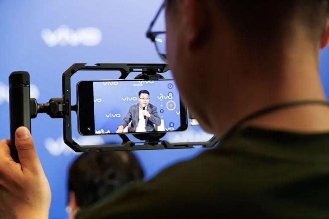 博鳌现场摄影师使用 X300Ultra 摄影 ｜ 图片来源：vivo