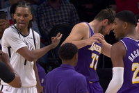 要停赛了！东契奇和扎威发生肢体纠缠 被吹进攻犯规&双方技犯