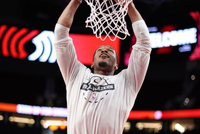 助攻小杨价值千金！扬布拉德12中9&三分4中3砍下34分6板3助