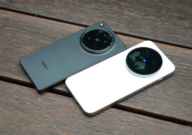 左边 OPPO Find N6，右边 vivo X300 Pro，图片来源：雷科技