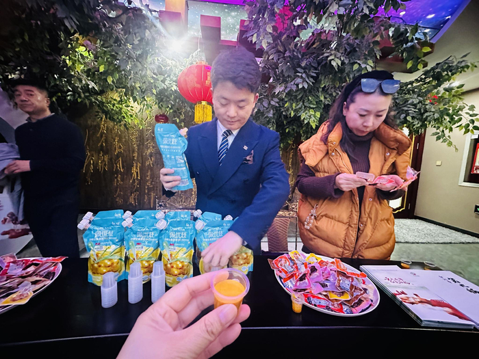 九师白杨市文化体育广电和旅游局文旅推荐官肖亚文请参观者品尝九师的沙棘原浆。李萍 摄