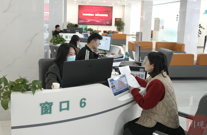 郫都区社会治安综合治理中心，消费者在预付式消费纠纷窗口办理业务。