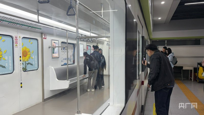 影视基地回收废旧地铁车厢，用于微短剧特定场景拍摄（央广网记者  张丽娜  摄）