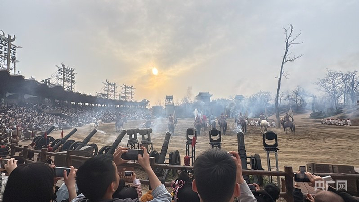 《三打祝家庄》的实景演出（央广网记者  张丽娜  摄）